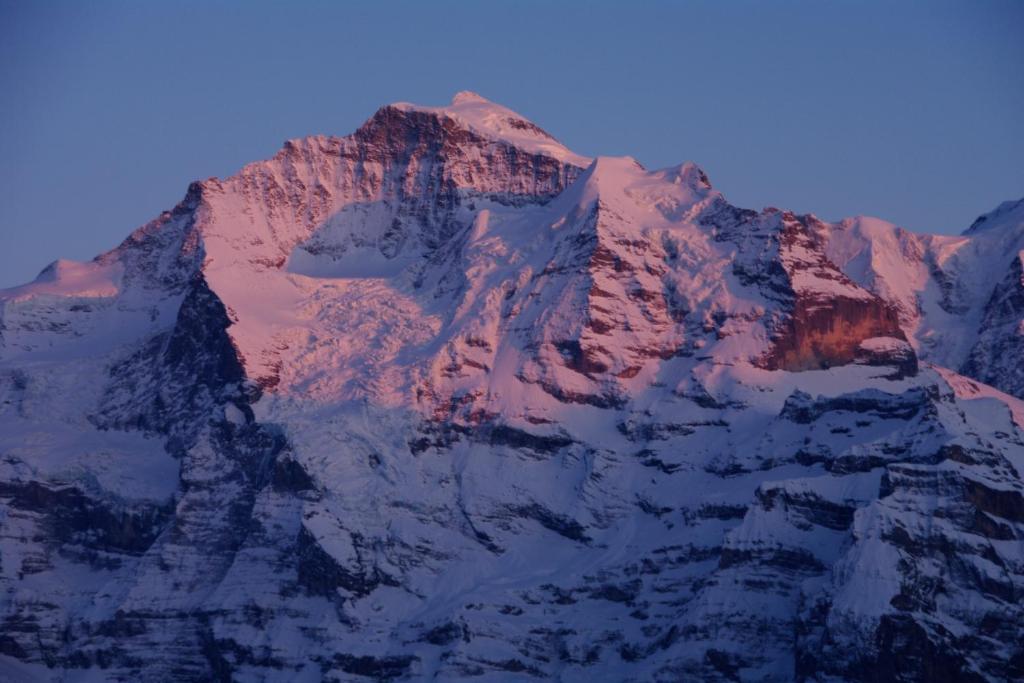 Hotel Restaurant Jungfrau Лаутербрунен Стая снимка